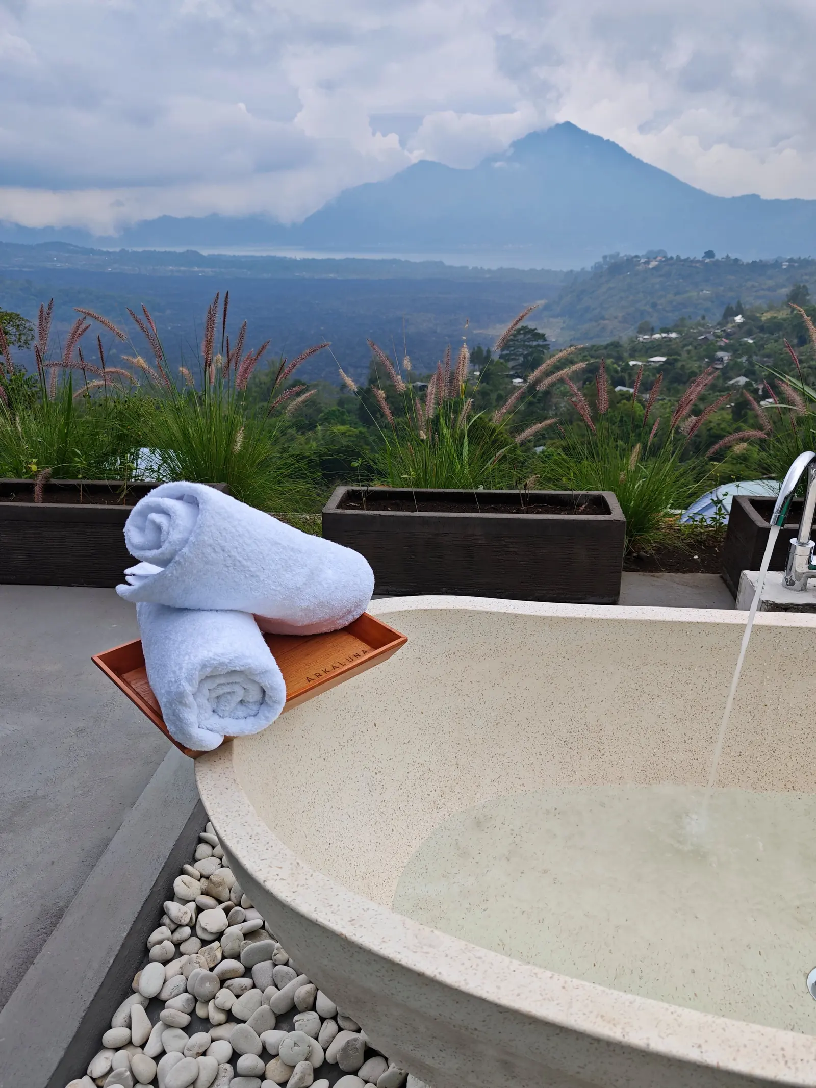 Private hot jacuzzi at Crystal Nest Suites in Kintamani.